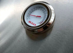 BULL Brahma - Gasgrill Mit Infrarot Backburner Und Rotisserie 9 BULL Brahma - Gasgrill Mit Infrarot Backburner Und Rotisserie -Broil King Verkäufe Bull Brahma Grillstation Thermometer Detail 55000CEBU