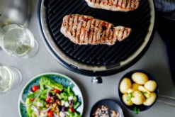 Cobb Grill Premier+ Gas Deluxe Gasgrill 50mbar - Modell 2023 -Broil King Verkäufe Cobb Premier Plus Deluxe Gasgrill Lifestyle