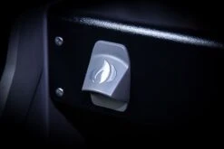 Napoleon Rogue SE 525 Gasgrill - All-black - Mit Sizzle Zone Und Heckbrenner - Grillfürst Edition Inkl. Grill Control Und Zubehörpaket - Smart Deal - Modell 2022 -Broil King Verkäufe Flaschenoeffner all black 1