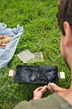 Knister Grill Original - Ausziehbarer Holzkohle Kompaktgrill 30 Knister Grill Original - Ausziehbarer Holzkohle Kompaktgrill -Broil King Verkäufe Knister auf der Wiese