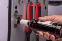 Grillfürst G620E 6-Brenner Gasgrill - 1. FC Köln Edition - Edelstahlroste -Broil King Verkäufe Koeln Grill Flaschenoeffner Unterschrank Tuer 2