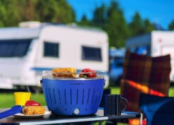 LotusGrill Classic - Holzkohle Tischgrill - Tiefblau Inkl. Tasche -Broil King Verkäufe LotusGrill Ambiente Campingplatz