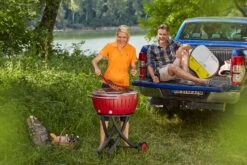LotusGrill XXL - Holzkohle Grillstation - Feuerrot -Broil King Verkäufe LotusGrill XXL Feuerrot unterwegs Campinggrill