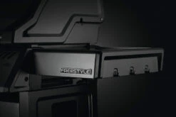 Napoleon Freestyle 425 Gasgrill, Graphit - Modell 2023 - X-DEAL Inkl. Drehspiess -Broil King Verkäufe Napoleon Freestyle Seitenablage Besteckhaken 6