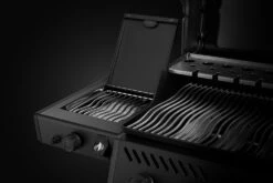 Napoleon Phantom Freestyle 425 Gasgrill, Mattschwarz - Mit Sizzle Zone Und Tür - Modell 2023 19 Napoleon Phantom Freestyle 425 Gasgrill, Mattschwarz - Mit Sizzle Zone Und Tür - Modell 2023 -Broil King Verkäufe Napoleon Phantom Freestyle F425DSIBPK PHM Detail Side Burner