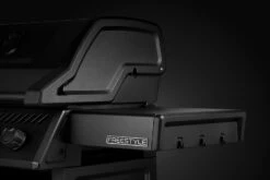Napoleon Phantom Freestyle 425 Gasgrill, Mattschwarz - Mit Sizzle Zone Und Tür - Modell 2023 27 Napoleon Phantom Freestyle 425 Gasgrill, Mattschwarz - Mit Sizzle Zone Und Tür - Modell 2023 -Broil King Verkäufe Napoleon Phantom Freestyle F425DSIBPK PHM Detail Side Shelves