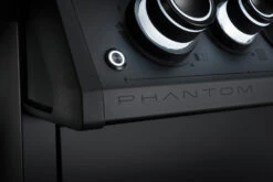 Napoleon Phantom Rogue SE 425 Gasgrill, Mattschwarz Mit Sizzle Zone Und Heckbrenner - Modell 2023 -Broil King Verkäufe Napoleon Phantom Rogue RSE425SIBK 1PHM Detail Badge