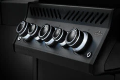 Napoleon Phantom Rogue SE 425 Gasgrill, Mattschwarz Mit Sizzle Zone Und Heckbrenner - Modell 2023 -Broil King Verkäufe Napoleon Phantom Rogue RSE425SIBK 1PHM Detail Knobs