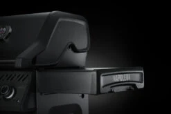 Napoleon Phantom Rogue SE 425 Gasgrill, Mattschwarz Mit Sizzle Zone Und Heckbrenner - Modell 2023 -Broil King Verkäufe Napoleon Phantom Rogue RSE425SIBK 1PHM Detail Side Shelf