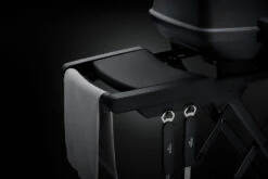 Napoleon Phantom TravelQ PRO285X Kompakt Gasgrill, Mattschwarz - Mit Klappbarem Wagen Inkl. Warmhalterost - Modell 2023 -Broil King Verkäufe Napoleon Phantom TravelQ PRO285X Seitenablagen