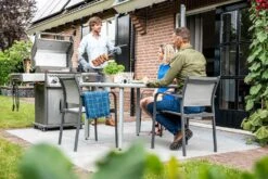 Napoleon Rogue SE 425 Edelstahl Gasgrill Mit Sizzle Zone Und Heckbrenner - Modell 2023 -Broil King Verkäufe Napoleon Rogue SE 425 Gasgrill Edelstahl Lifestyle