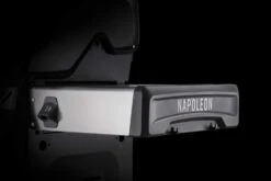 Napoleon Rogue SE 425 Edelstahl Gasgrill Mit Sizzle Zone Und Heckbrenner - Modell 2023 -Broil King Verkäufe Napoleon Rogue SE Seitenablage mit Logo 1