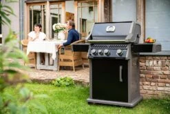 Napoleon Rogue XT 425 Gasgrill - All Black - Mit Sizzle Zone - Modell 2023 -Broil King Verkäufe Napoleon Rogue XT 425 Gasgrill mit Sizzle Zone Lifestyle