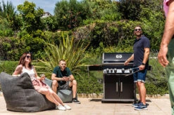 Napoleon Rogue XT 525 Gasgrill - All Black - Mit Sizzle Zone - Modell 2023 27 Napoleon Rogue XT 525 Gasgrill - All Black - Mit Sizzle Zone - Modell 2023 -Broil King Verkäufe Napoleon Rogue XT 525 Gasgrill mit Sizzle Zone Lifestyle01