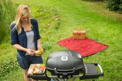 Napoleon TravelQ PRO285 Kompakt Gasgrill Schwarz Mit Klappbarem Wagen - Modell 2023 -Broil King Verkäufe Napoleon portabler Gasgrill Travelq Pro285 x lifestyle 2