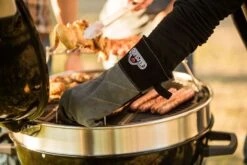 Napoleon Holzkohlegrill Kugelgrill Ø 57cm Mit Gussrost Und Deckelscharnier PRO22K-LEG -Broil King Verkäufe Napoleon pro22k leg lifestyle2