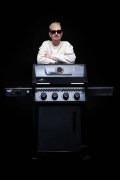 Napoleon Freestyle 425 Gasgrill - Mit Sizzle Zone - Limited Robin Schulz Barbecue Edition - Inkl. Mega Zubehörpaket -Broil King Verkäufe Napoleon und DJ Robin Schulz Freesystel Sonderedition