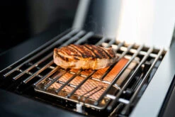 Outdoorchef Dualchef 425 G BZ Gasgrill Mit Blazing Zone Infrarotbrenner + DGS Gusseisen Grillrost 2 Stk.+ DGS Gemüse Grillrost 2 Stk. -Broil King Verkäufe Outdoorchef Dualchef 425G BZ Blazing Zone Steak