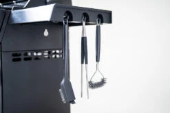 Outdoorchef Dualchef 425 G BZ Gasgrill Mit Blazing Zone Infrarotbrenner + DGS Gusseisen Grillrost 2 Stk.+ DGS Gemüse Grillrost 2 Stk. -Broil King Verkäufe Outdoorchef Dualchef 425G BZ Detail Besteckhalter