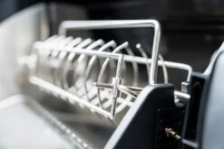 Outdoorchef Dualchef 425 G BZ Gasgrill Mit Blazing Zone Infrarotbrenner + DGS Gusseisen Grillrost 2 Stk.+ DGS Gemüse Grillrost 2 Stk. -Broil King Verkäufe Outdoorchef Dualchef 425G BZ Detail Heat Diffuser