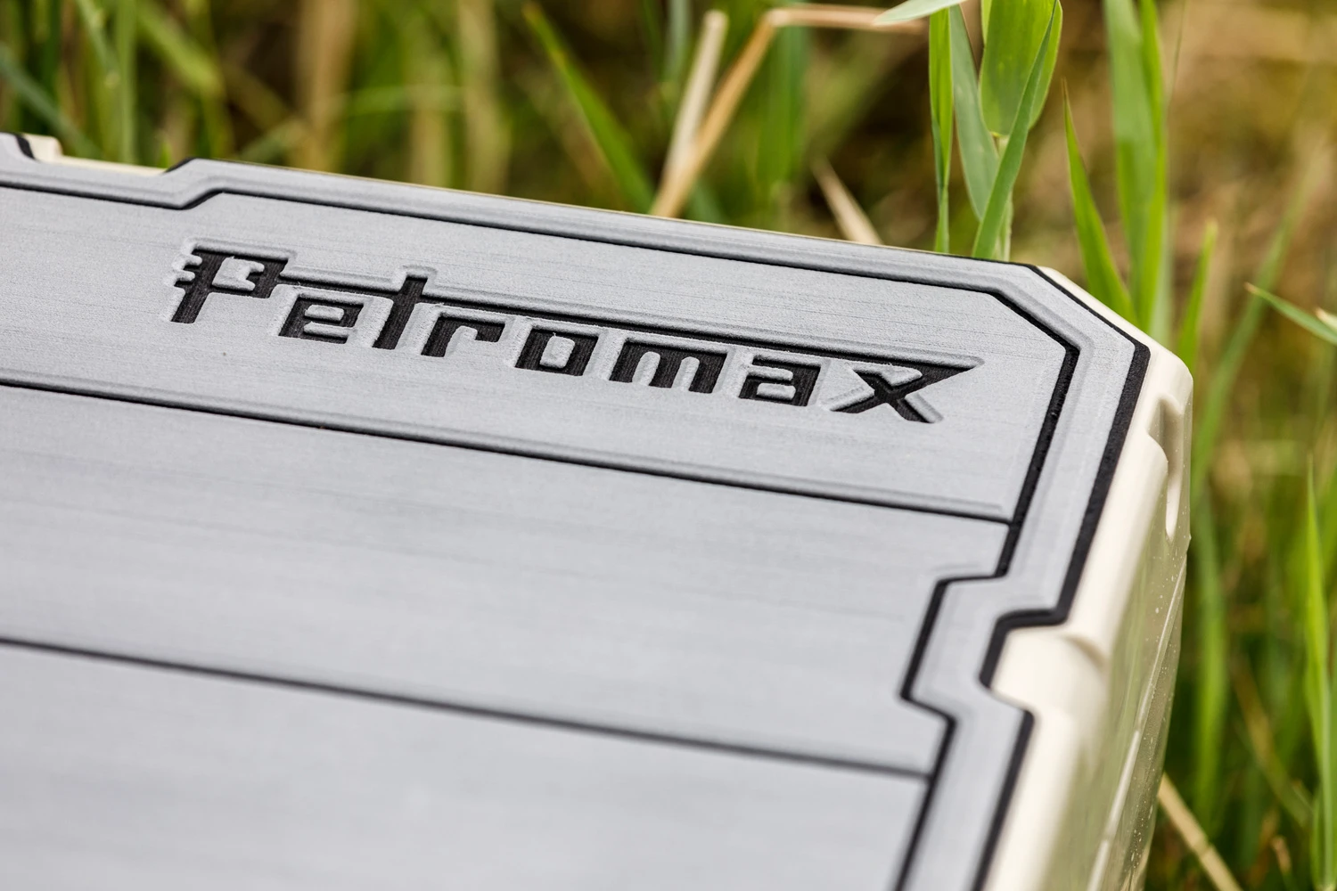 Petromax Haft-Auflage Für Kühlbox Kx50 Grau Mit Linien 4 Petromax Haft-Auflage Für Kühlbox Kx50 Grau Mit Linien – Bild 4