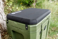 Petromax Kühlbox 50 Liter Oliv - Inkl. Sitzkissen, Haft-Unterlage Und Einsatzkorb -Broil King Verkäufe Petromax Kuehlbox olive Sitzkissen kx50