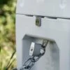 Petromax Schlosshalterung / Diebstahlsicherung Mit Flaschenöffner Für Kühlbox -Broil King Verkäufe Petromax kx lockb Schlossklammer fuer Kuehlbox angekettet