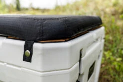 Petromax Kühlbox 50 Liter Alpenweiß - Inkl. Sitzkissen, Haft-Unterlage Und Einsatzkorb -Broil King Verkäufe Petromax kx50 Kuehlbox Haftunterlage Sitzkissen