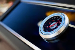 Rösle Videro G3-S VARIO+ Schwarz Gasgrill - FC Bayern Edition - Inkl. FC Bayern Abdeckhaube, Barbecue Grillzange Und Burgerpresse -Broil King Verkäufe Roesle FC Bayern Gasgrill Logo Deckelthermometer 4