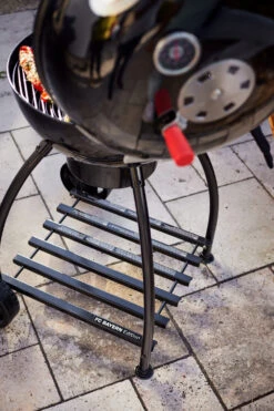 Rösle Holzkohlegrill Kugelgrill No.1 F50 Sport - FC Bayern Edition -Broil King Verkäufe Roesle FC Bayern Kugelgrill Schriftzug Untergestell