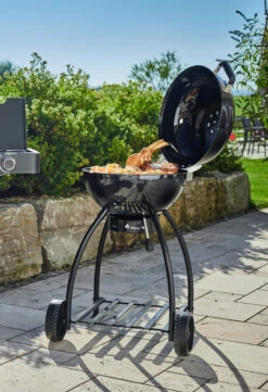 Rösle Holzkohlegrill Kugelgrill No.1 F50 Sport - FC Bayern Edition -Broil King Verkäufe Roesle FC Bayern Muenchen Grill Holzkohle Kugelgrill