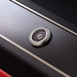 Rösle Videro G3-S VARIO+ Schwarz Gasgrill - FC Bayern Edition - Inkl. FC Bayern Abdeckhaube, Barbecue Grillzange Und Burgerpresse -Broil King Verkäufe Roesle Gasgrill Videro FC Bayern Detail Deckeltermometer 4