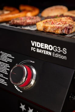 Rösle Videro G3-S VARIO+ Schwarz Gasgrill - FC Bayern Edition - Inkl. FC Bayern Abdeckhaube, Barbecue Grillzange Und Burgerpresse -Broil King Verkäufe Roesle Gasgrill Videro G3 S FC Bayern Edition Bedienblende 1
