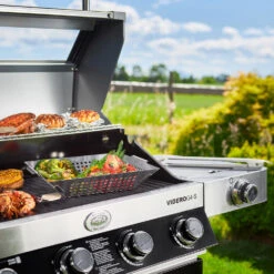 Rösle Gasgrill Videro G4-S VARIO+ Schwarz - Modell 2023 - SMART Deal Inkl. Grillfürst Grill Control + Abdeckhaube Und Grillplatte -Broil King Verkäufe Roesle Gasgrill Videro G4 S Mood Grillflaeche 2