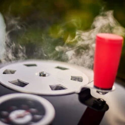 Rösle Holzkohlegrill Kugelgrill No.1 F50 Sport - FC Bayern Edition -Broil King Verkäufe Roesle Holzkohle Kugelgrill Sport F50 FC Bayern Detail