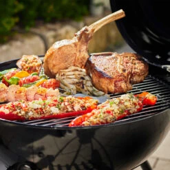 Rösle Holzkohlegrill Kugelgrill No.1 F50 Sport - FC Bayern Edition -Broil King Verkäufe Roesle Holzkohle Kugelgrill Sport F50 FC Bayern Grillgut