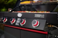 Rösle Videro G4-S VARIO+ Schwarz Gasgrill - FC Bayern Edition - Inkl. FC Bayern Abdeckhaube, Grillzange, Grillbürste Und Grillhandschuhe 33 Rösle Videro G4-S VARIO+ Schwarz Gasgrill - FC Bayern Edition - Inkl. FC Bayern Abdeckhaube, Grillzange, Grillbürste Und Grillhandschuhe -Broil King Verkäufe Roesle Videro FC Bayern Edition Bedienblende G4 S