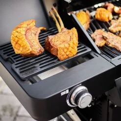 Rösle Gasgrill BBQ-Station Videro G4-S Vario+ Nero Schwarz - Modell 2023 - SMART Deal Inkl. Grillfürst Grill Control 28 Rösle Gasgrill BBQ-Station Videro G4-S Vario+ Nero Schwarz - Modell 2023 - SMART Deal Inkl. Grillfürst Grill Control -Broil King Verkäufe Roesle Videro G4 S Vario NERO Primezone Gussrost