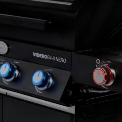 Rösle Gasgrill BBQ-Station Videro G4-S Vario+ Nero Schwarz - Modell 2023 - SMART Deal Inkl. Grillfürst Grill Control 24 Rösle Gasgrill BBQ-Station Videro G4-S Vario+ Nero Schwarz - Modell 2023 - SMART Deal Inkl. Grillfürst Grill Control -Broil King Verkäufe Roesle Videro G4 S Vario NERO matt schwarz beleuchtet