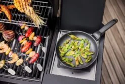 Rösle Gasgrill Videro Pro G4-S Vario+ Mattschwarz - Modell 2023 -Broil King Verkäufe Roesle Videro Pro Gasgrill Detail Seitenkocher 2