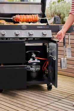 Rösle Gasgrill Videro Pro G4-S Vario+ Mattschwarz - Modell 2023 -Broil King Verkäufe RoesleVidero Pro G4 S Detail Gasflasche Unterschrank