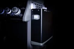 Napoleon Rogue SE 525 Gasgrill - All-black - Mit Sizzle Zone Und Heckbrenner - Grillfürst Edition Inkl. Abdeckhaube Im Karton + Gussplatte - Modell 2022 -Broil King Verkäufe Seitenablage abgeklappt all black