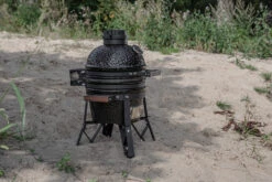 The Bastard Keramikgrill Classic Small - Schwarz Glänzend - Modell 2023 -Broil King Verkäufe The Bastard Classic Small Kamado Grill Strand