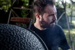 The Bastard Keramikgrill Urban XL - Complete - Schwarz Matt - Modell 2023 -Broil King Verkäufe The Bastard Kamadogrill Urban XL Deckelgriff