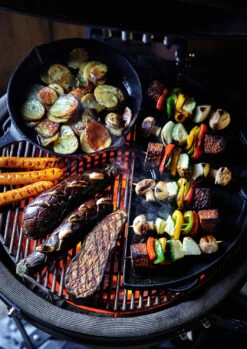 The Bastard Keramikgrill Urban Medium - Complete - Schwarz Matt - Modell 2023 -Broil King Verkäufe The Bastard Medium Grillflaeche Pfanne