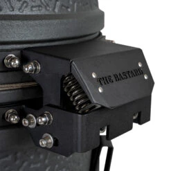 The Bastard Keramikgrill VX Medium - Complete - Schwarz Matt - Modell 2023 18 The Bastard Keramikgrill VX Medium - Complete - Schwarz Matt - Modell 2023 -Broil King Verkäufe The Bastard VX Medium Detail Deckelschanier