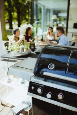 Outdoorchef Dualchef 325 G Gasgrill Mit Seitenkocher + BLAZING ZONE Infrarotbrenner + DGS Gusseisen Grillrost 2 Stk. + DGS Gemüse Grillrost 2 Stk. -Broil King Verkäufe outdoorchef dualchef 325 g grillen 18 700 02 1