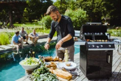 Outdoorchef Dualchef 325 G Gasgrill Mit Seitenkocher + BLAZING ZONE Infrarotbrenner + DGS Gusseisen Grillrost 2 Stk. + DGS Gemüse Grillrost 2 Stk. -Broil King Verkäufe outdoorchef dualchef 325 g grillparty 18 700 0 1