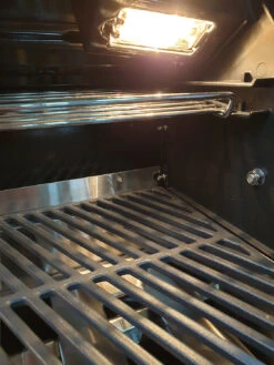 Outdoorchef Dualchef S 425 G Edelstahl Gasgrill Mit Seitenkocher + Blazing Zone Infrarotbrenner + DGS Gusseisen Grillrost 2 Stk. + DGS Gemüse Grillrost 2 Stk. -Broil King Verkäufe outdoorchef dualchef beleuchtung